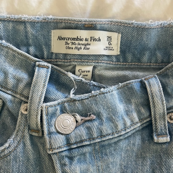 Abercrombie & Fitch | Ultra High Rise 90s Straight Jean - Picture 5 of 6